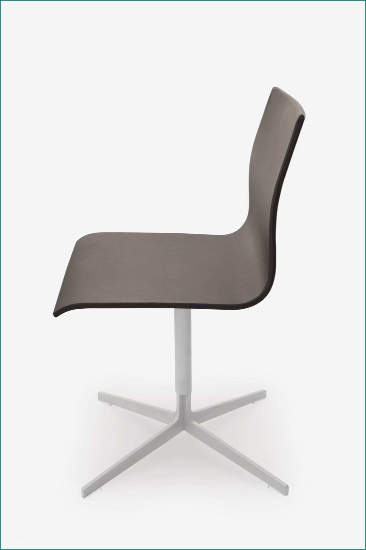 Alvar Aalto Sedie E Brown Chair with Clean Lines and Slender Proportions