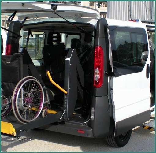 Ausili Per Disabili Usati E Pedane Elettroidrauliche Consentono L Accesso Ai Disabili