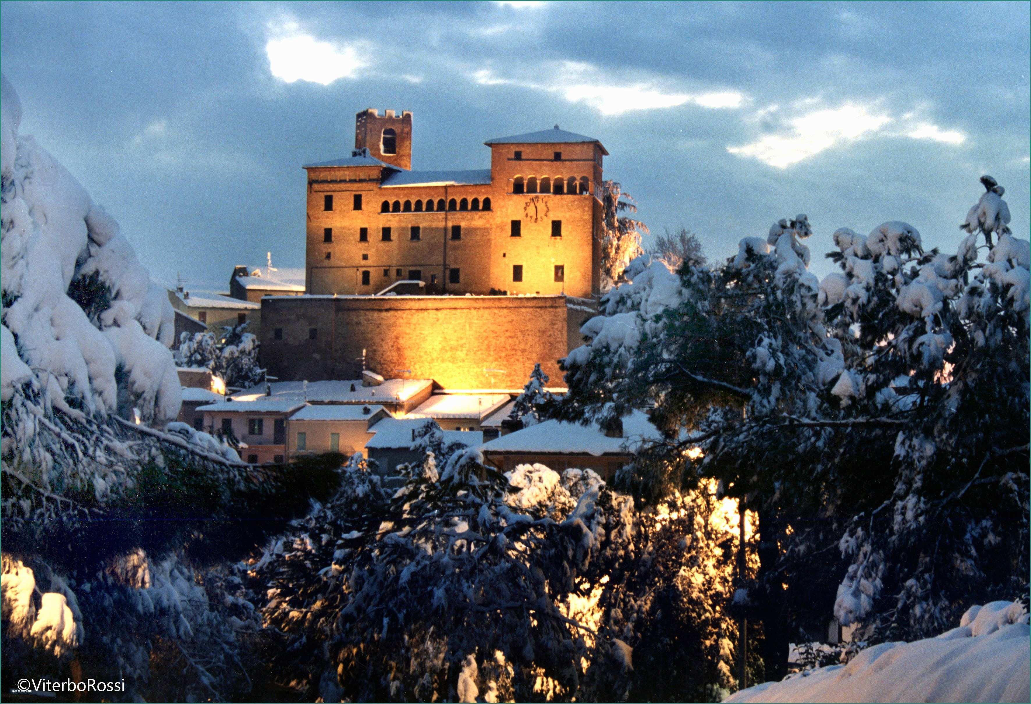 Il castello di Longiano immerso nel paesaggio invernale Ph