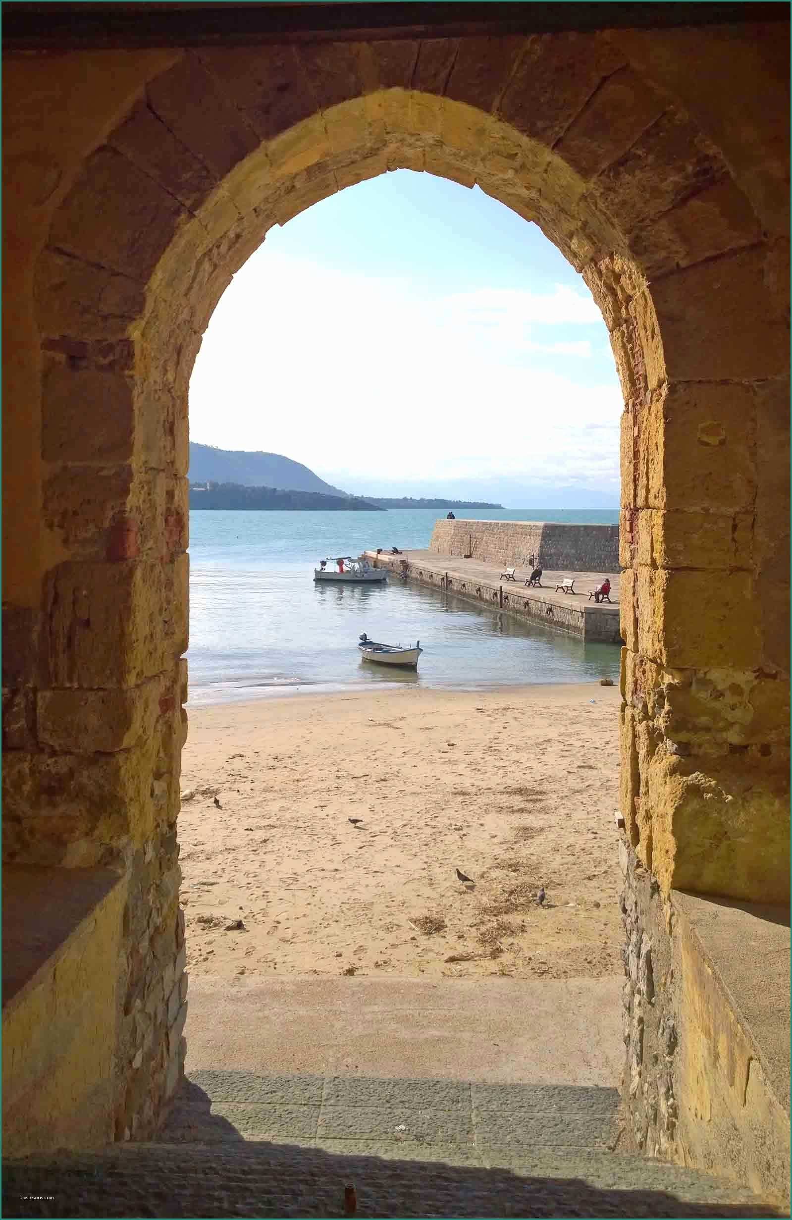 Foto Di Paesaggi Marini E Peeping Through An Arch In the Coastal town Of Cefalu Sicily