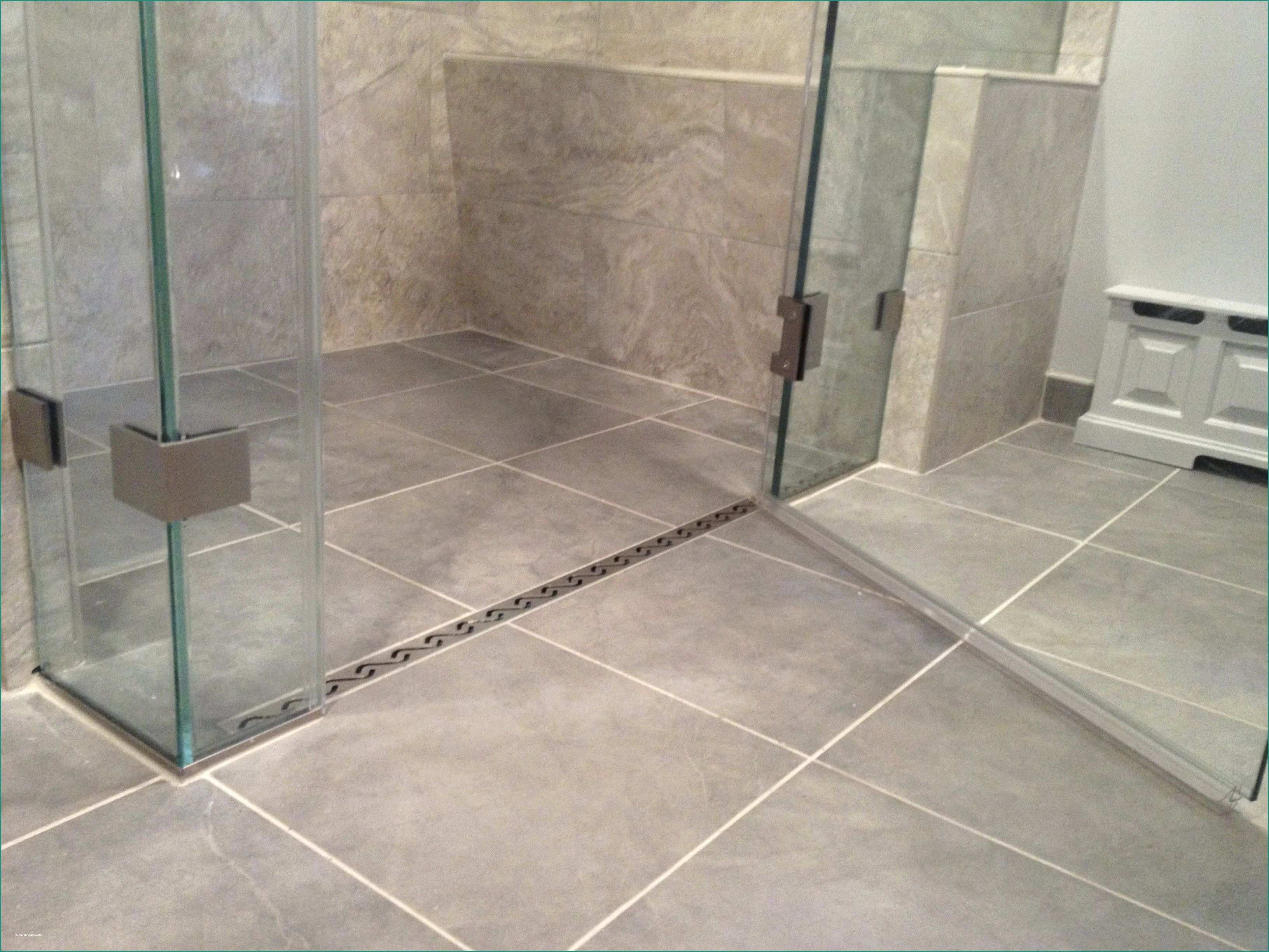 Pavimento Per Garage E Curbless Shower with A Linear Drain