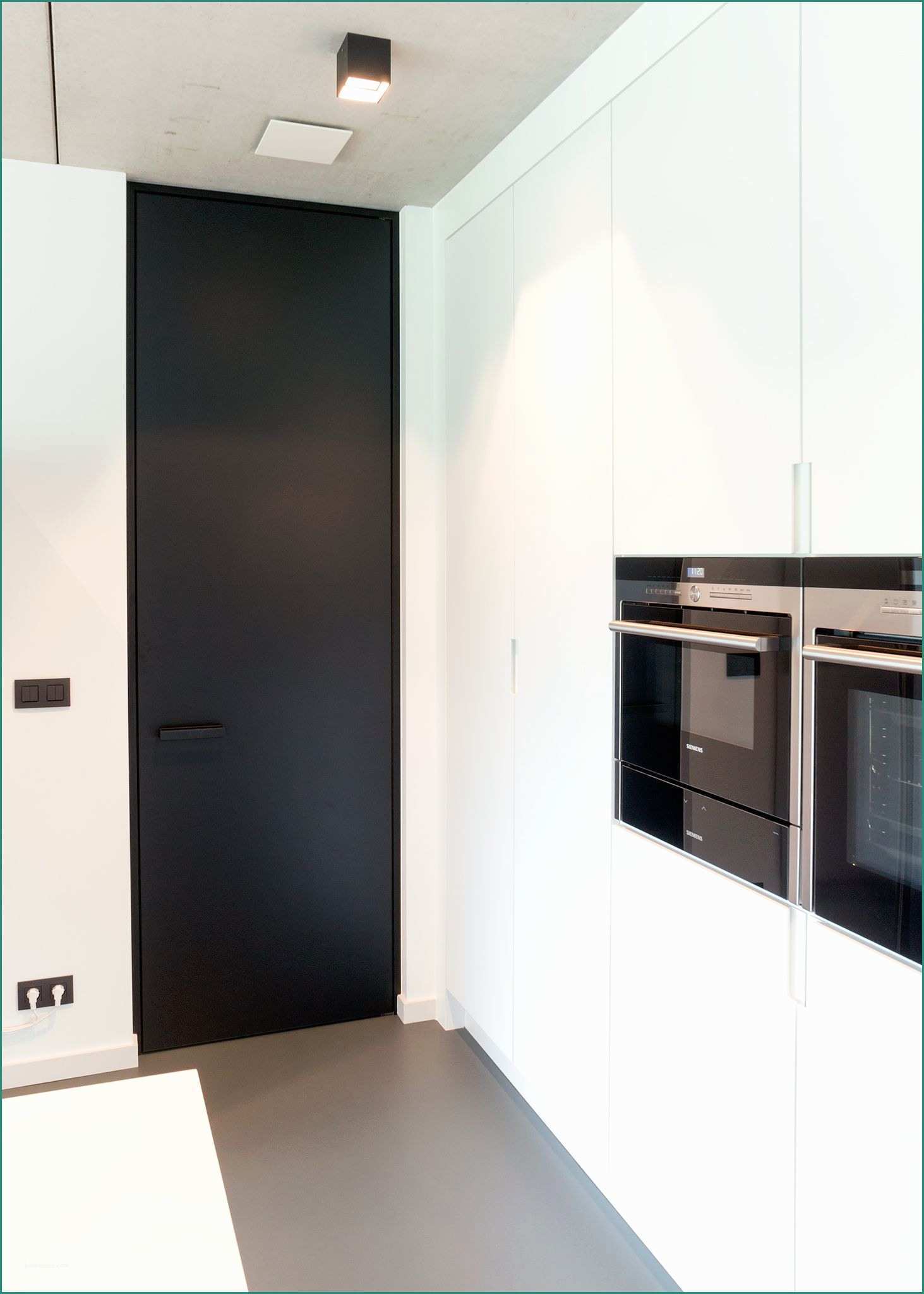 Porte Scorrevoli Esterno Muro Binario Invisibile E Modern Black Interior Door From Floor to Ceiling In A All White