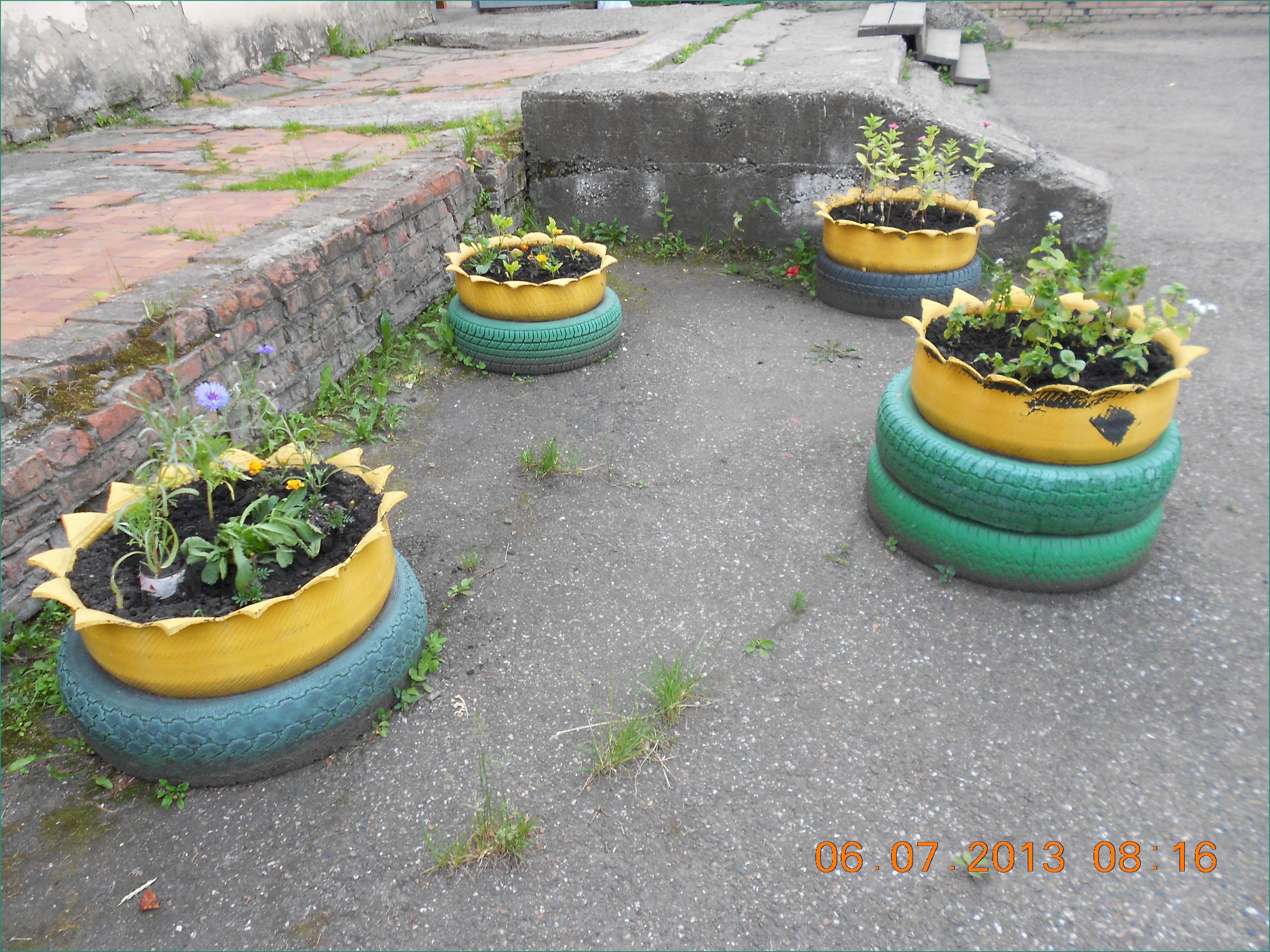 Pozzi Decorativi Da Giardino E Painted Tires as Planters Yurga Siberia