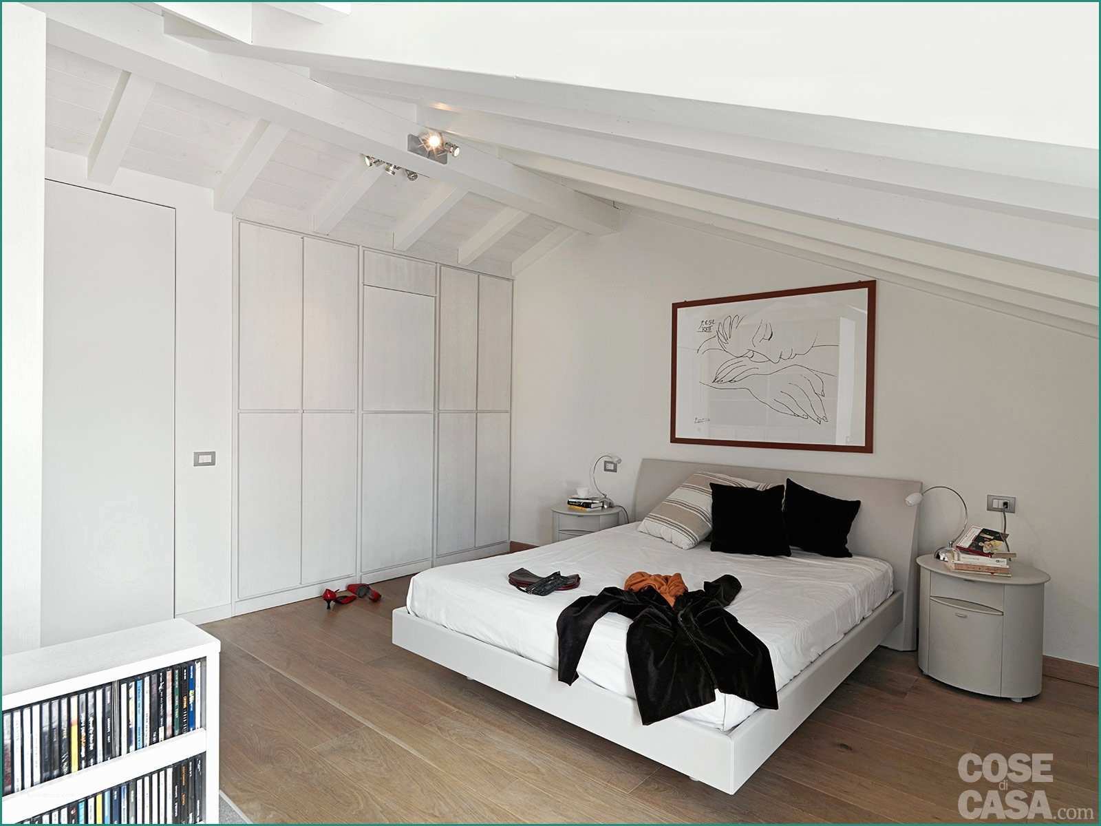 Soffitto Travi A Vista Bianco E Una Casa Con Zona Giorno Open Space E Camera sottotetto Cose Di Casa
