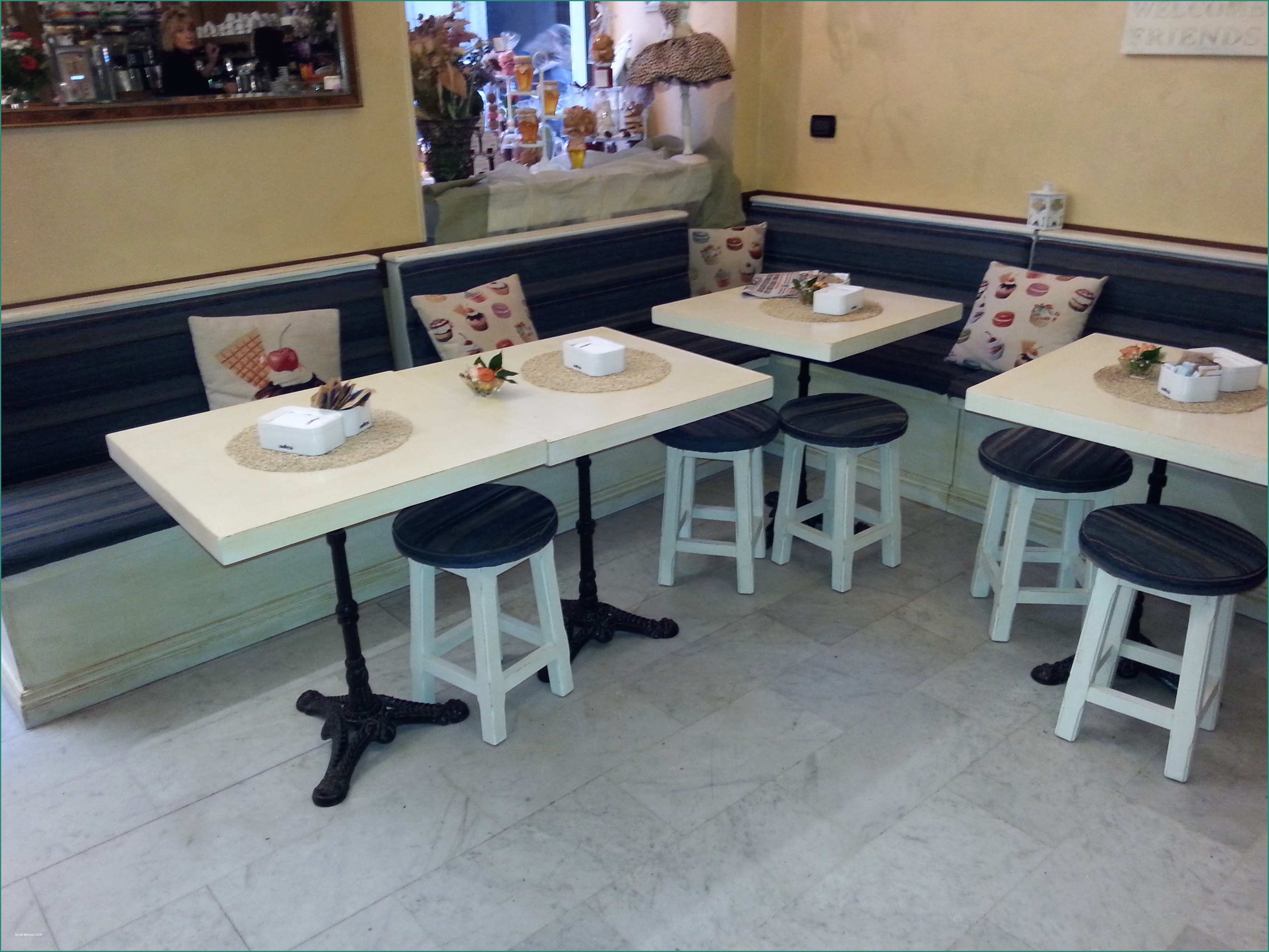 Tavoli Da Bar E Il Semplice Arredamento Ristorante Usato – the City