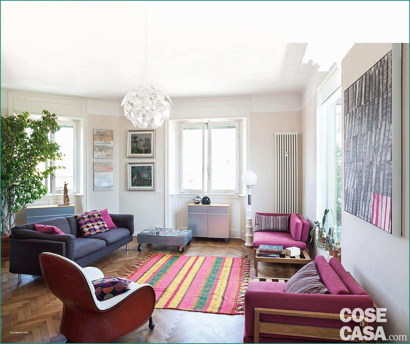 Tende Moderne Per Interni soggiorno E Una Casa Con Tanto Colore Dal Rosa Al Rosso Passando Per Il Blu
